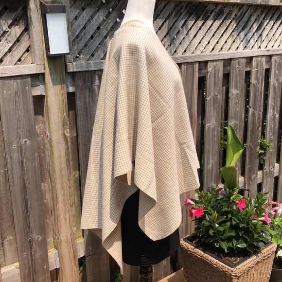 PRICE JUST DROPPEDHandmade Wool Cape O/S Beige Houndstooth excellent condition. - Picture 3 of 4